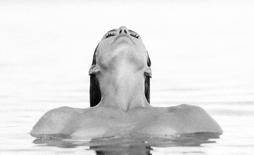 Junge Frau im Meer