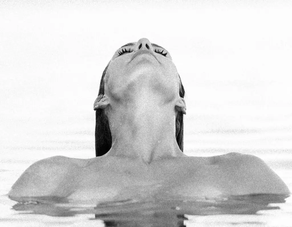 Junge Frau im Meer (2025)