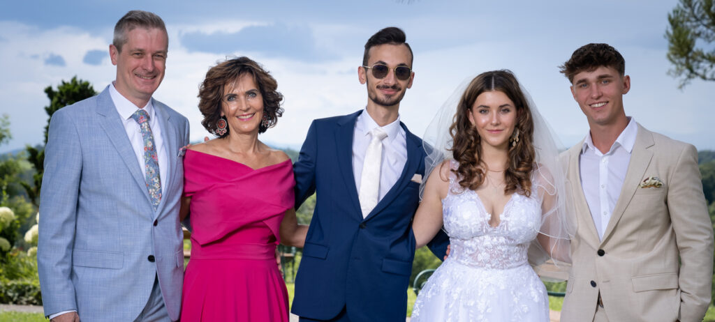 Das Hochzeitspaar mit Eltern (2025)