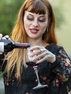 Madame en rouge (2025)