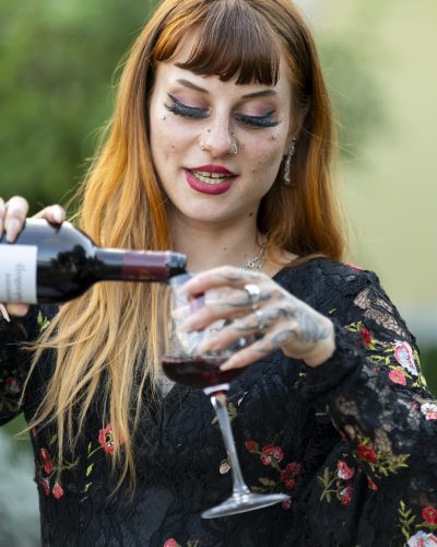 Madame en rouge (2025)