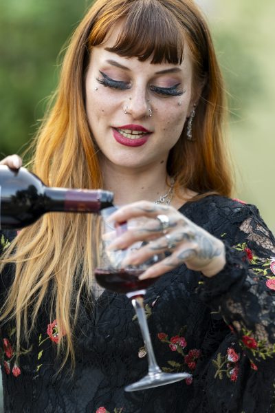Madame en rouge (2025)
