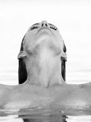 Junge Frau im Meer (2025)