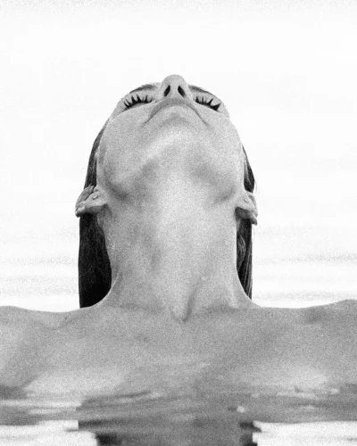 Junge Frau im Meer (2025)