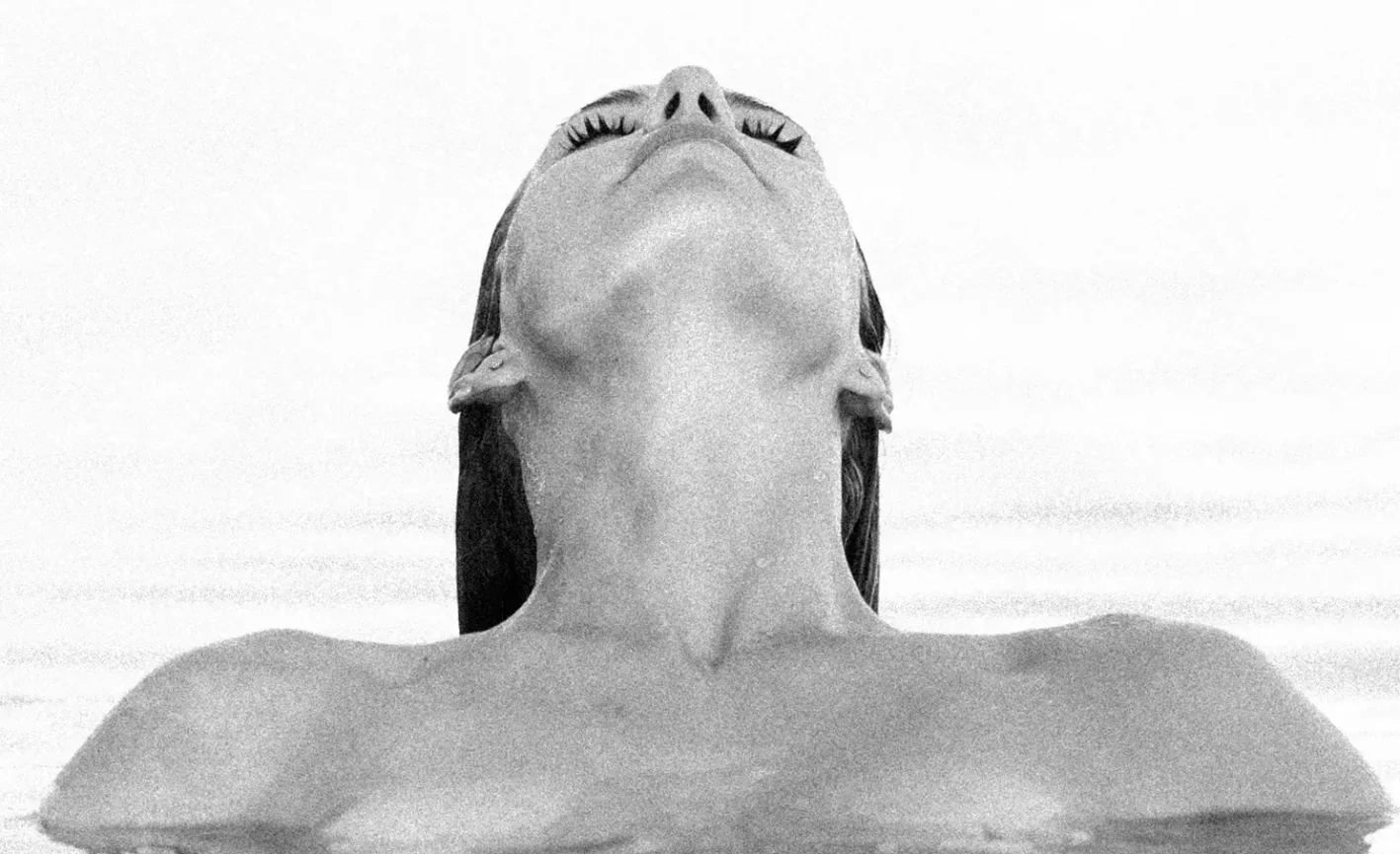 Junge Frau im Meer (2025)