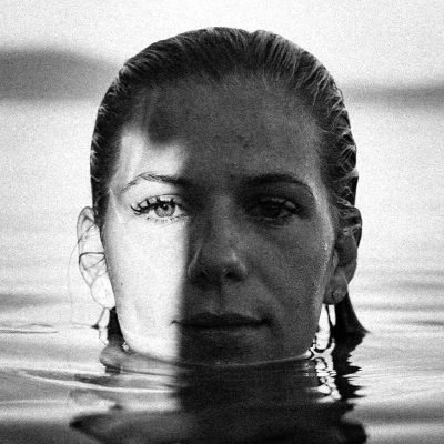 Junge Frau im Meer 2 (2025)