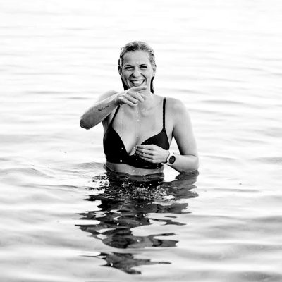 Junge Frau im Meer 3 (2025)